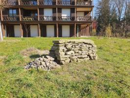 Im März wurde die Bruchsteinmauer angefangen .....