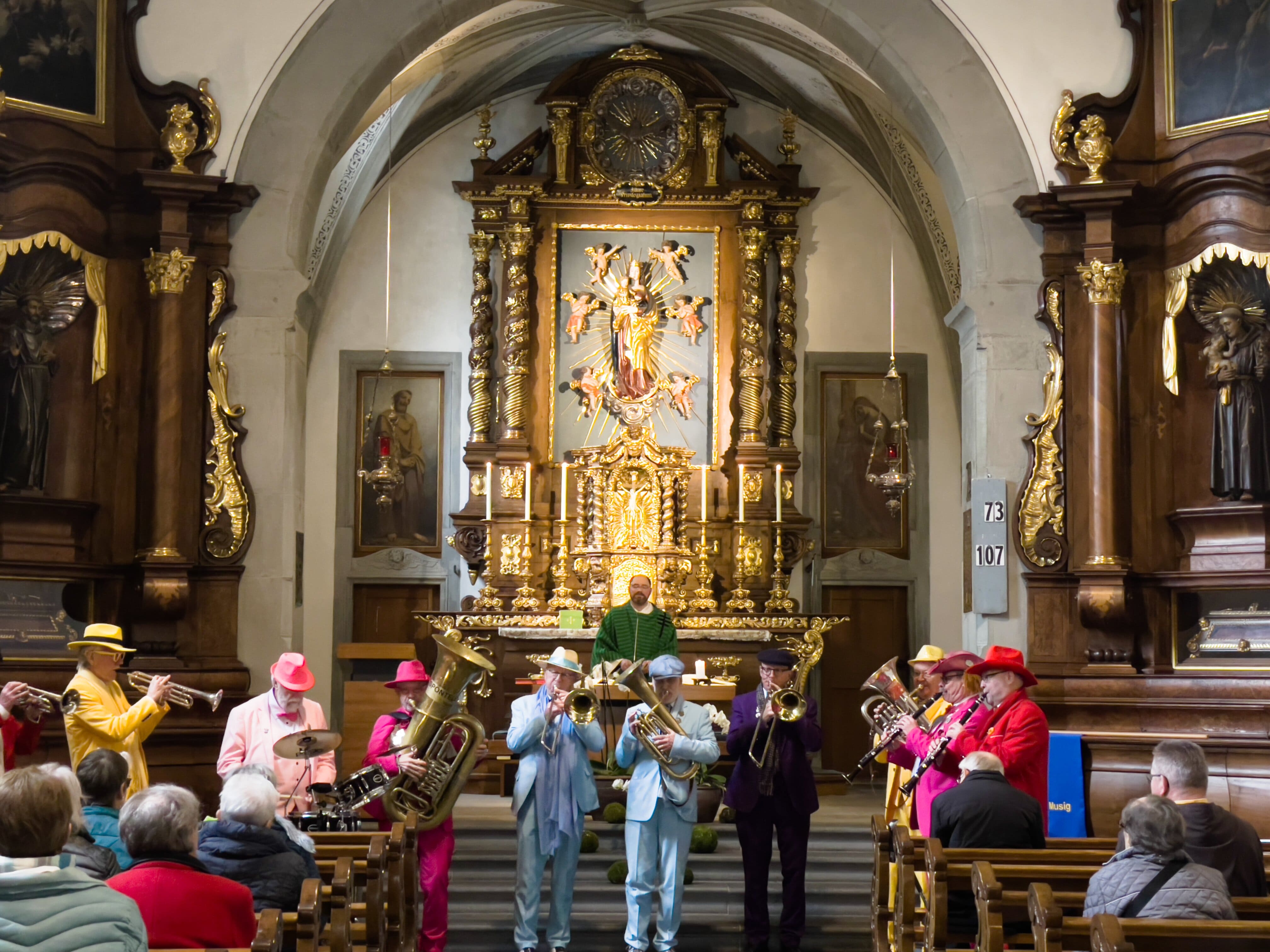 Fasnachts Musik und Fröhlichkeit im Gottesdienst