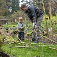 Vater und Sohn räumen auf