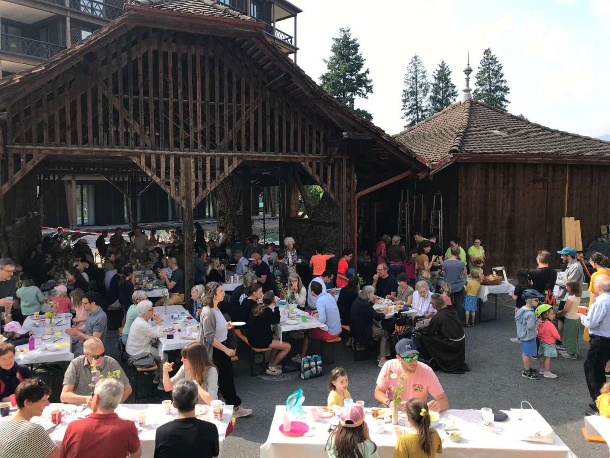 Quartier-Zmorge im Klostergarten