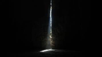 Ein_schmaler_Lichtstrahl_der_durch_eine_dunkle_Tur-_oder_Mauerritze_fallt_Symbolik__Treue_die_bleibt._Licht_das_den_Raum_findet_ohne_gefragt_zu_werden._Hoffnung_im_Unscheinbaren._Umsetzung__Innenraum_minimal_beleuchten_dunkler_Hinter_original