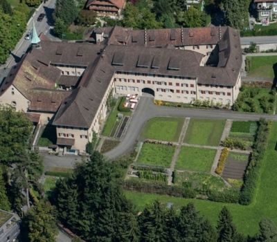 Nutzgarten umgeben von der Apfelbaumpergola